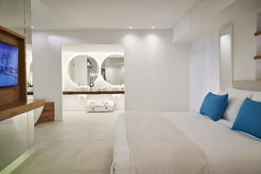SUITE WITH PRIVATE POOL Room, Nikki Beach Resort & Spa Santorini, Athens