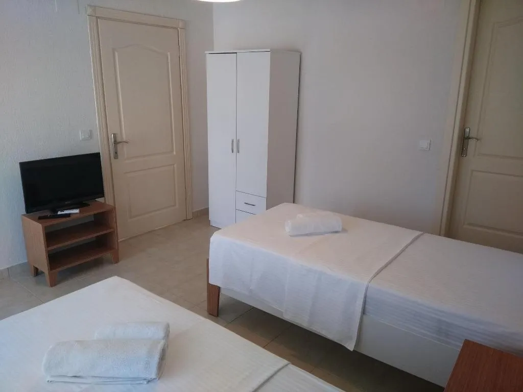 Room, Grandma's Garden, Dalaman