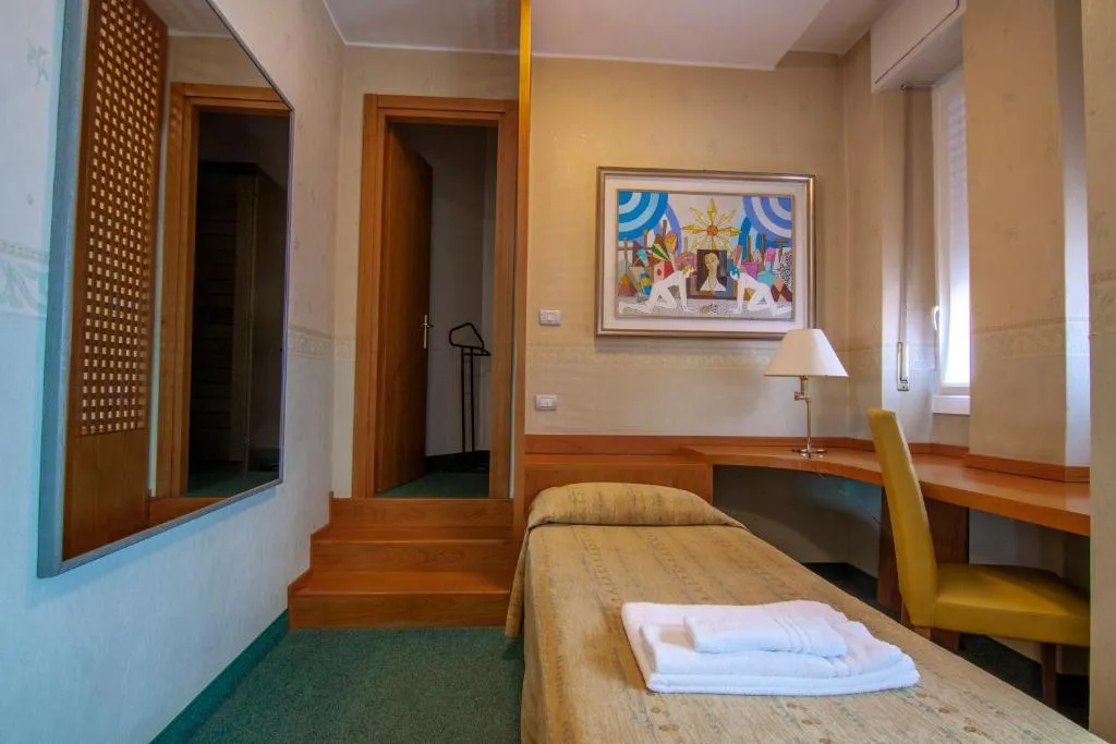 QUADRUPLE STANDARD Room, Hotel Dei Fiori, Milan