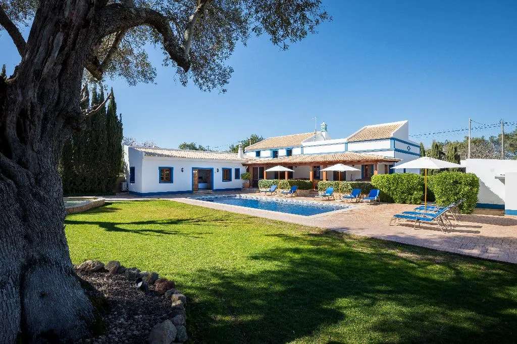 VILLA THREE BEDROOMS Room, Shantivillas, Algarve