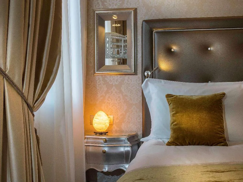 TRIPLE SUPERIOR KING BED Room, Papadopoli Hotel Venezia - MGallery Collection, Venice