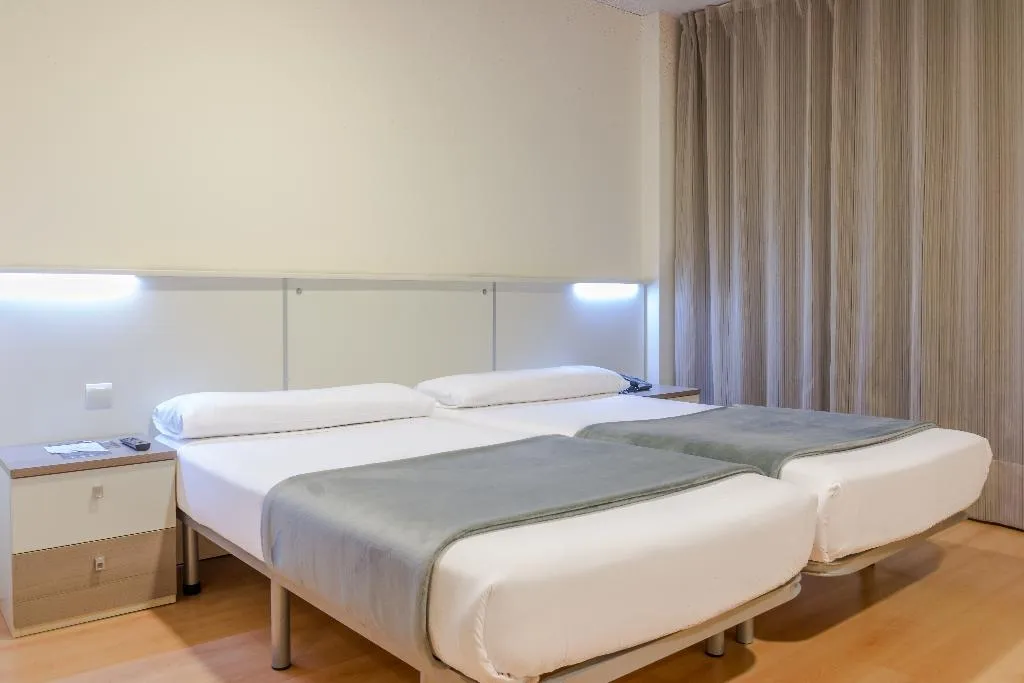 DOUBLE SUPERIOR Room, Vertice Roomspace Madrid, Madrid