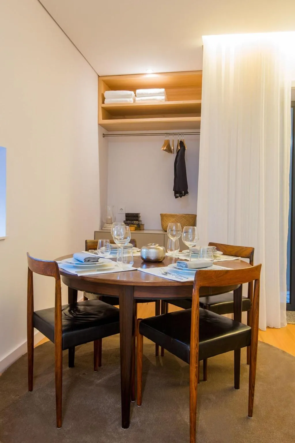 Room, Domum, Porto