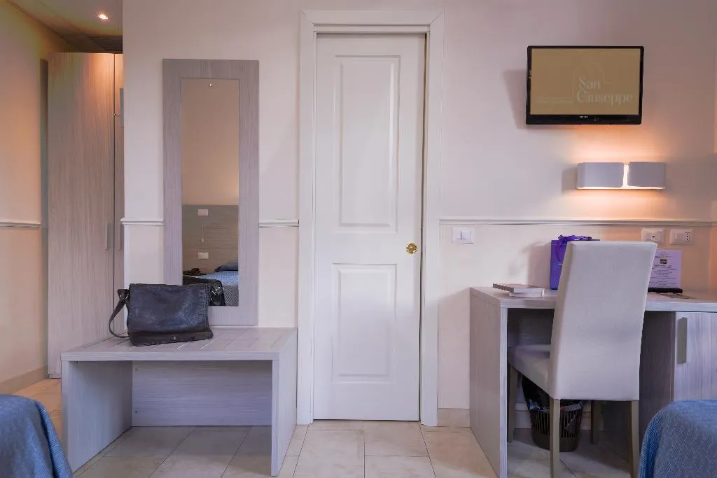 Double or Twin BASIC Room, Casa San Giuseppe (Roma San Giovanni), Naples