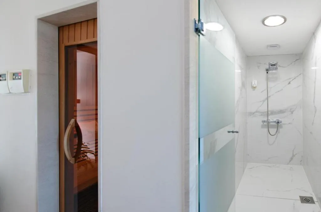Sports and Entertainment, Jona Split Rooms, Split