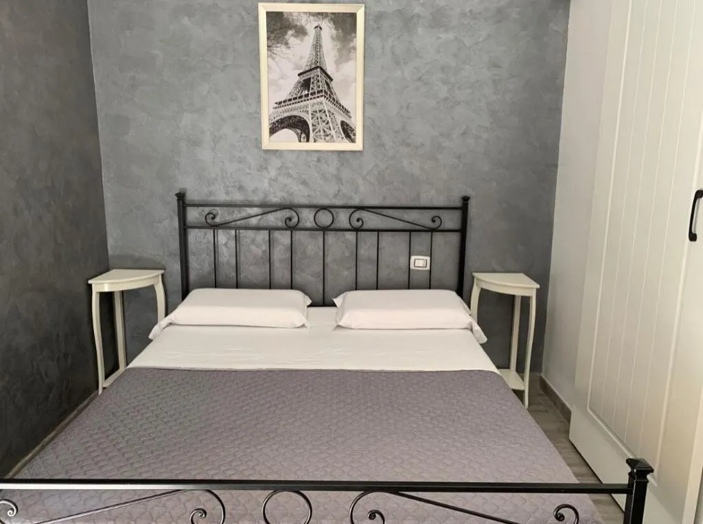 Room, Babyface, Naples