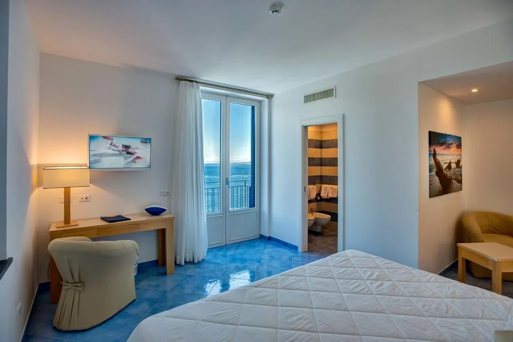 DOUBLE SUPERIOR SEA VIEW Room, Boutique Hotel Helios, Naples