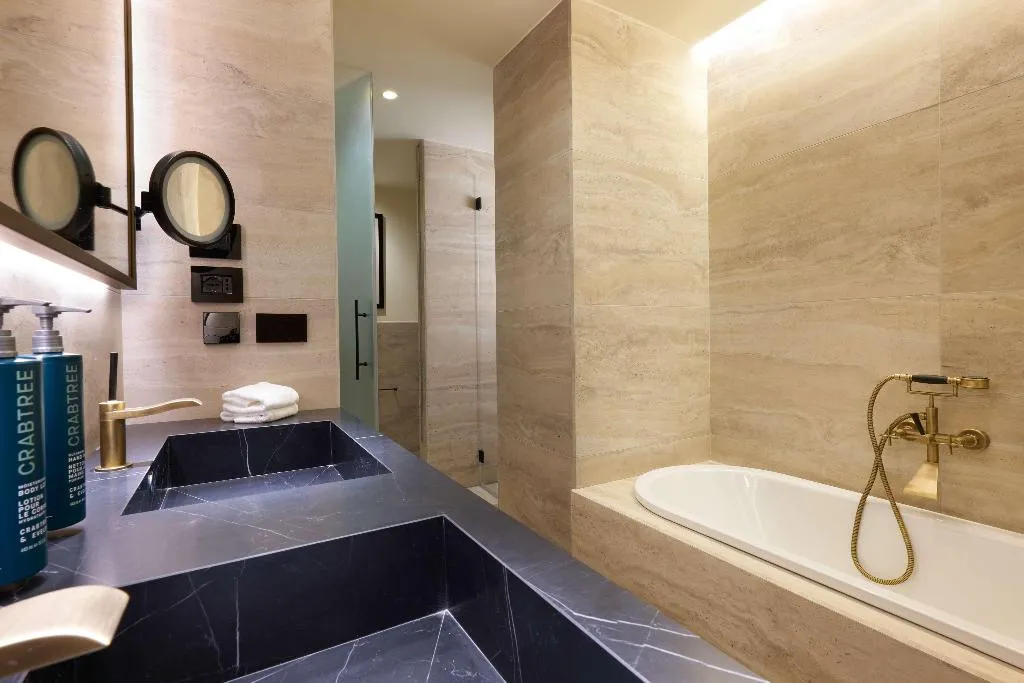 SUITE KING SIZE BED Room, Hilton Rome Eur La Lama, Rome