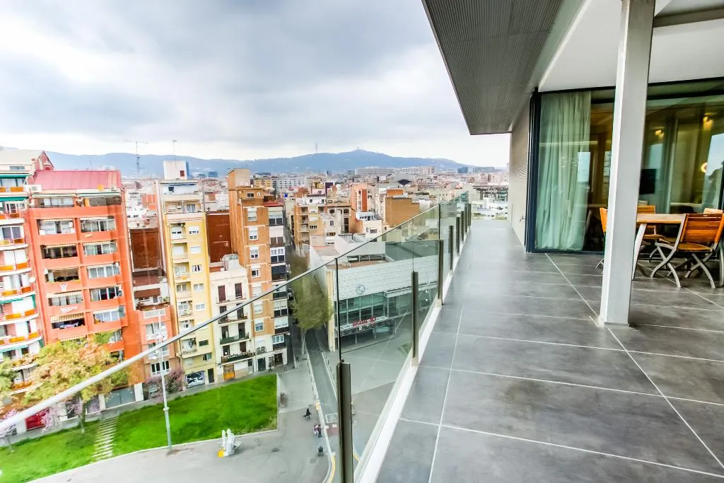APARTMENT CAPACITY 5 THREE BEDROOM Room, Cosmo Apartments Sants, Barcelona