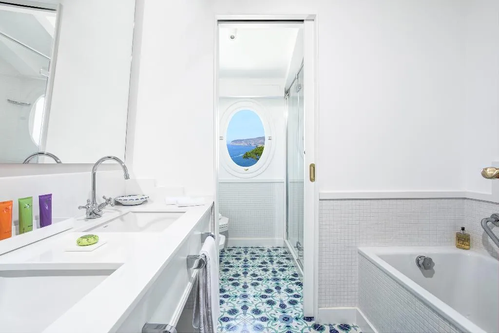 JUNIOR SUITE DELUXE SEA VIEW WITH BALCONY Room, Grand Hotel Ambasciatori, Naples