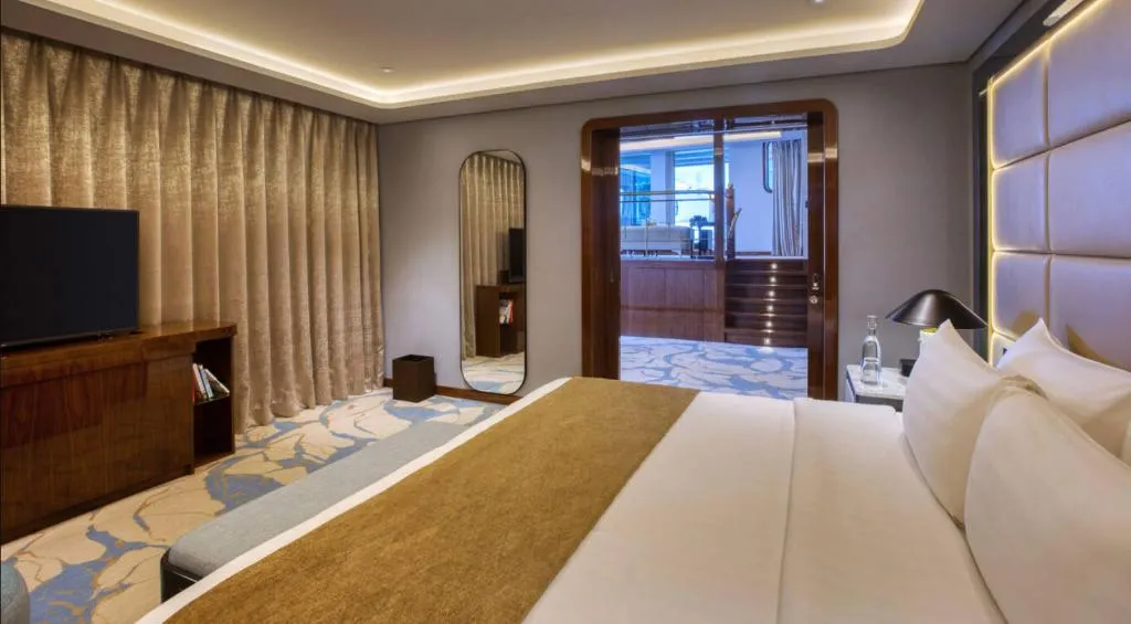 SUITE KING SIZE BED Room, Queen Elizabeth 2, Dubai