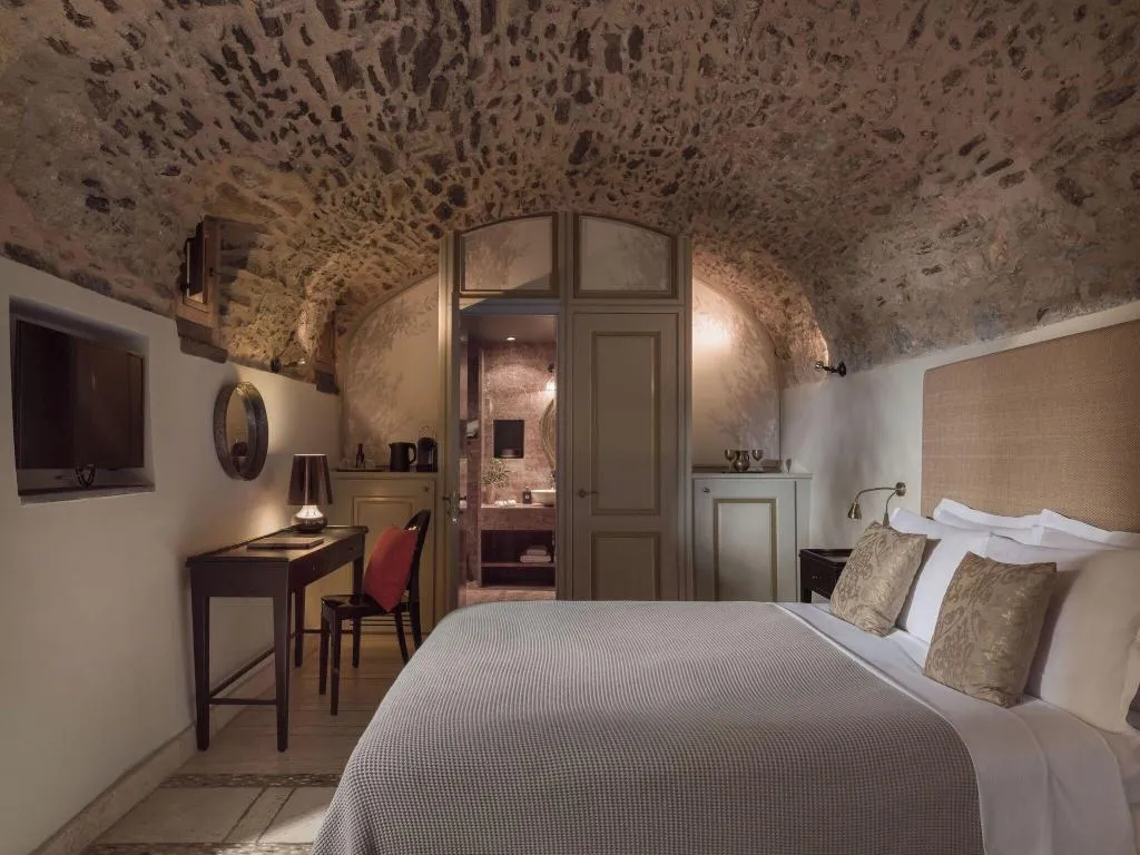 SUITE QUEEN SIZE BED Room, Kinsterna Hotel, Kalamata