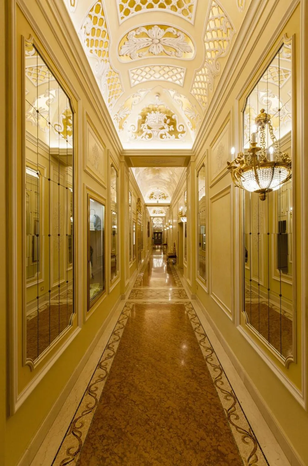 Lobby, Des Iles Borromees, Milan