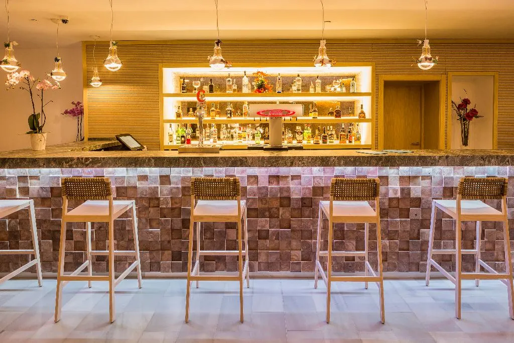 Bar, Grand Palladium White Island Resort & Spa, Ibiza