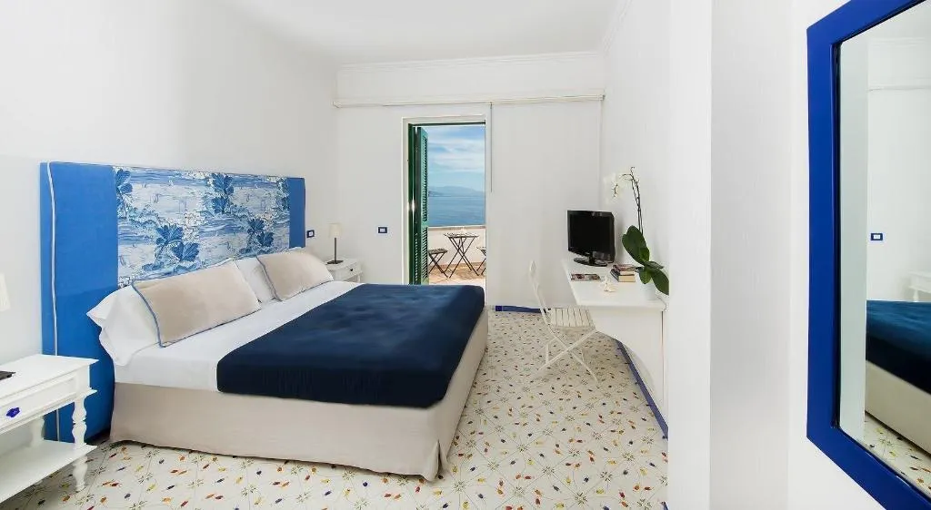 Room, Le Terrazze, Naples