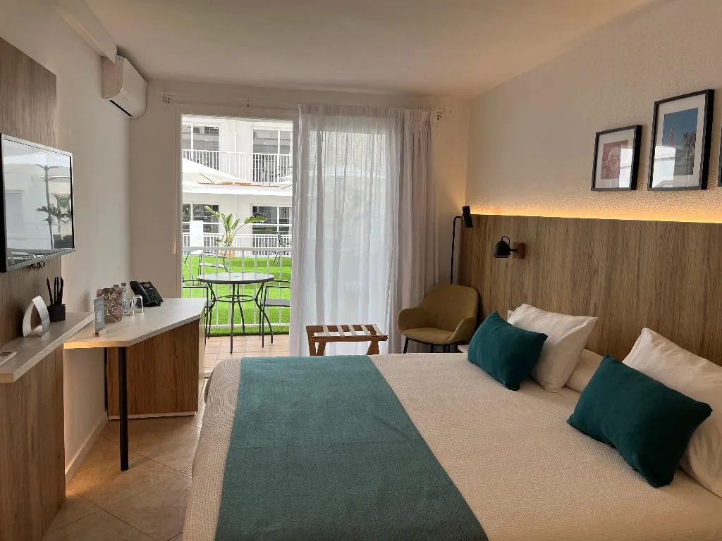 DOUBLE WITH TERRACE Room, Hotel Alfons, Menorca