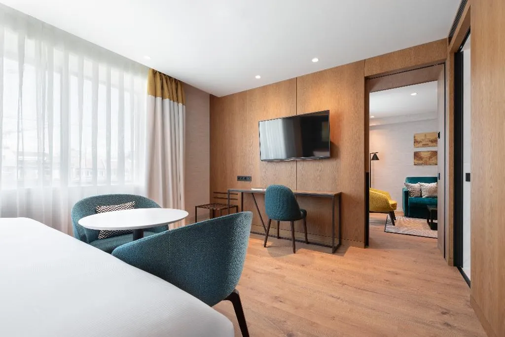JUNIOR SUITE STANDARD Room, Eurostars Aliados, Porto