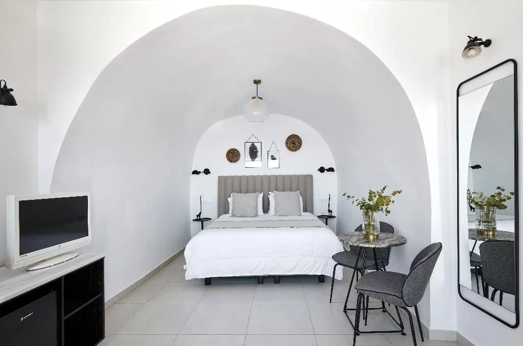 SUITE WITH JACUZZI Room, Petit Palace, Santorini