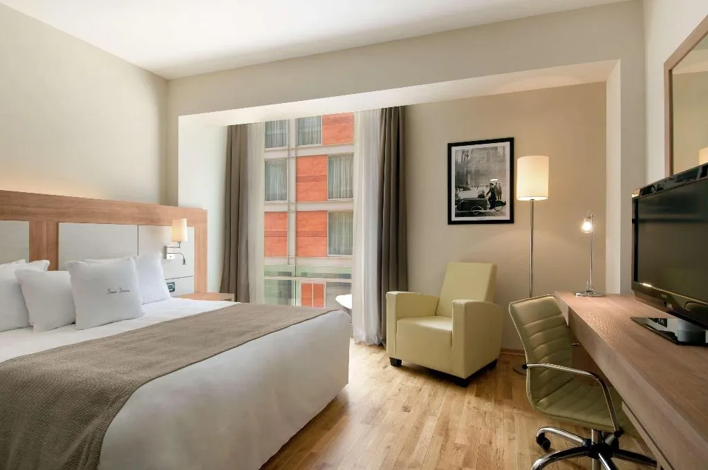 DOUBLE GUEST ROOM KING BED Room, DoubleTree by Hilton Milan, Milan