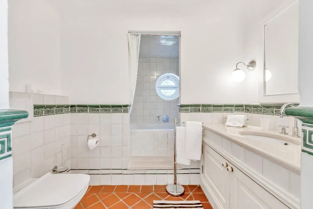 VILLA FIVE BEDROOMS TWO BATHROOMS Room, Shantivillas, Algarve