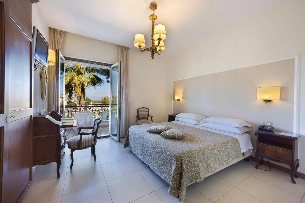 Double or Twin CLASSIC WITH BALCONY Room, Hotel Alpha, Naples