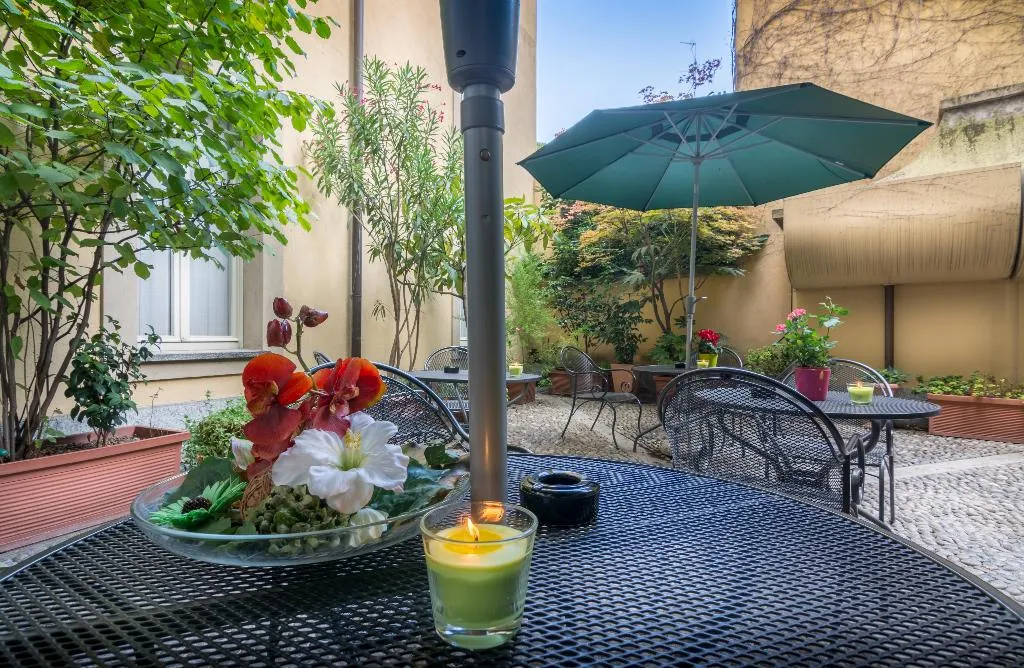 Terrace, Regina, Milan