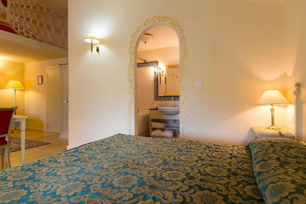 Room, Serenella, Milan