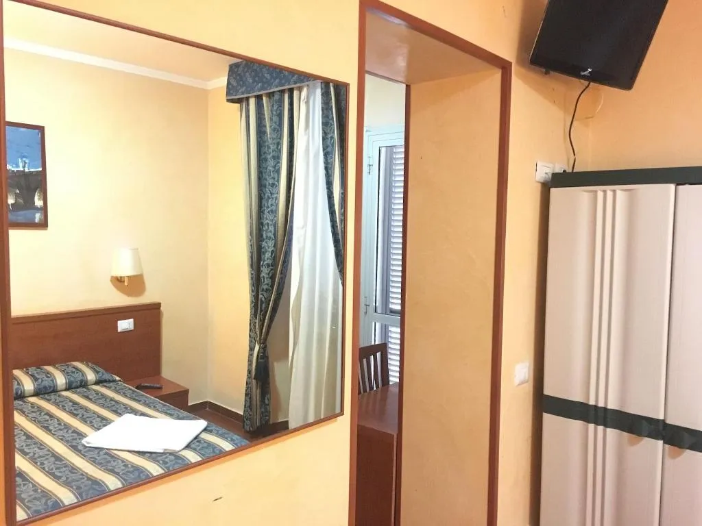 Room, Best Location In Rome, Naples