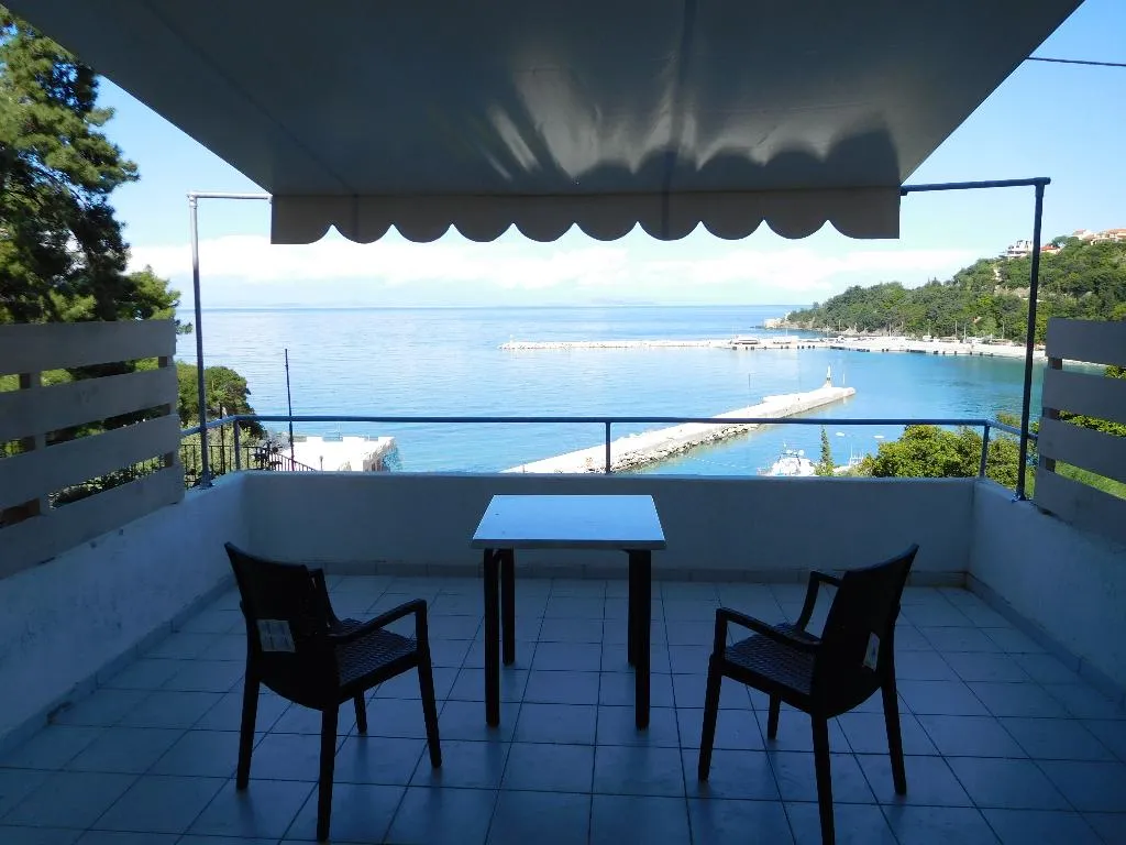 STUDIO CAPACITY 2 Room, Harbour View, Kalamata