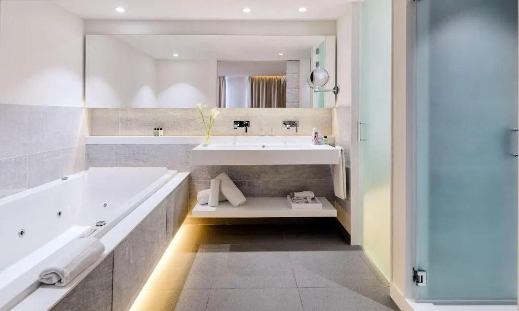 JUNIOR SUITE WITH DOUBLE BED Room, H10 Art Gallery, Barcelona