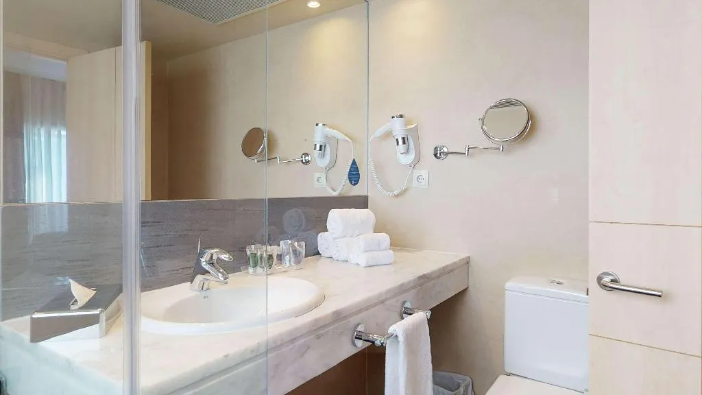 Room, Radisson RED Madrid, Madrid