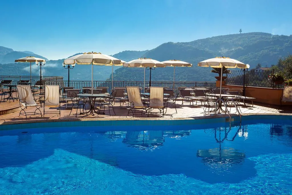 Pool, La Vue D'Or, Naples