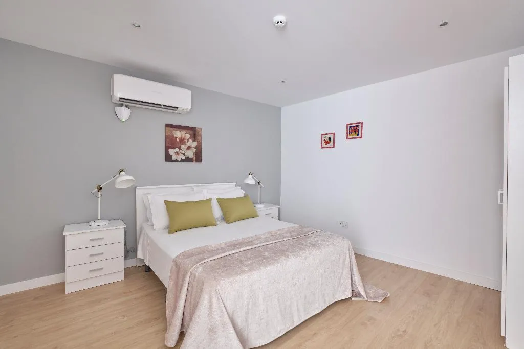 APARTMENT THREE BEDROOMS Room, Apartamentos en Sol, Madrid