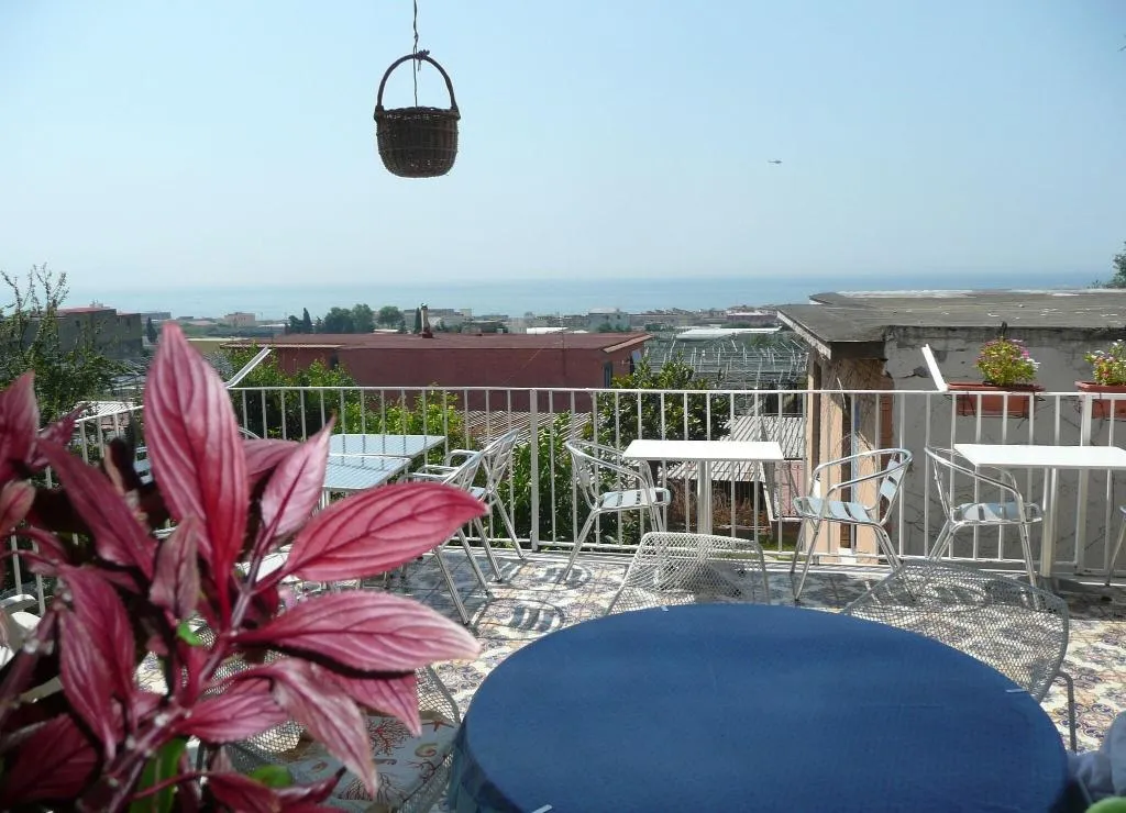 Terrace, I Papiri, Naples