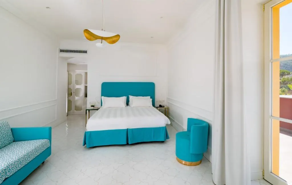 Room, Lorelei Londres, Naples