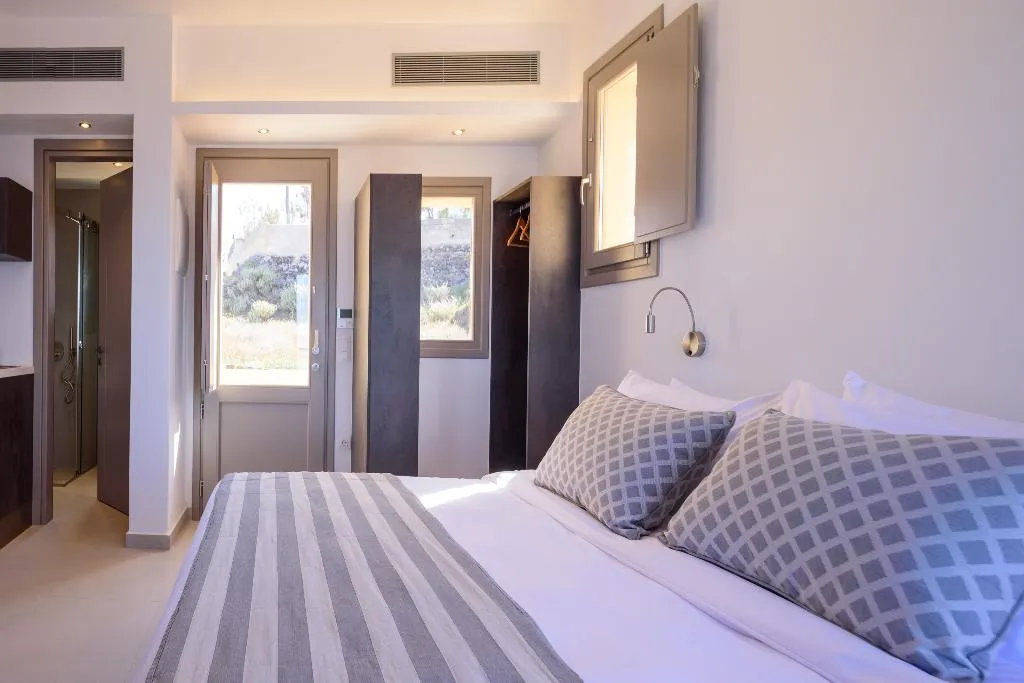 JUNIOR SUITE WITH JACUZZI Room, Kalestesia Suites, Santorini