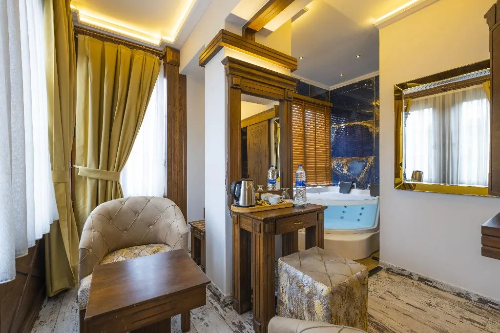 Room DELUXE ONE BED Room, Reis Royal Hotel, Dalaman