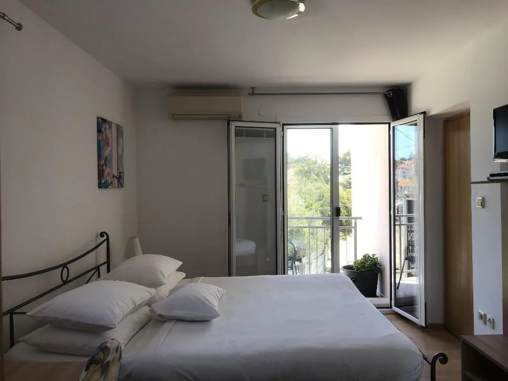 Room, Pink Inn, Split