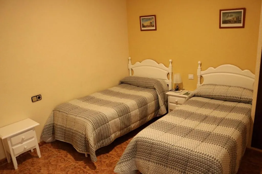 Room, Pensión dulces sueños, Seville
