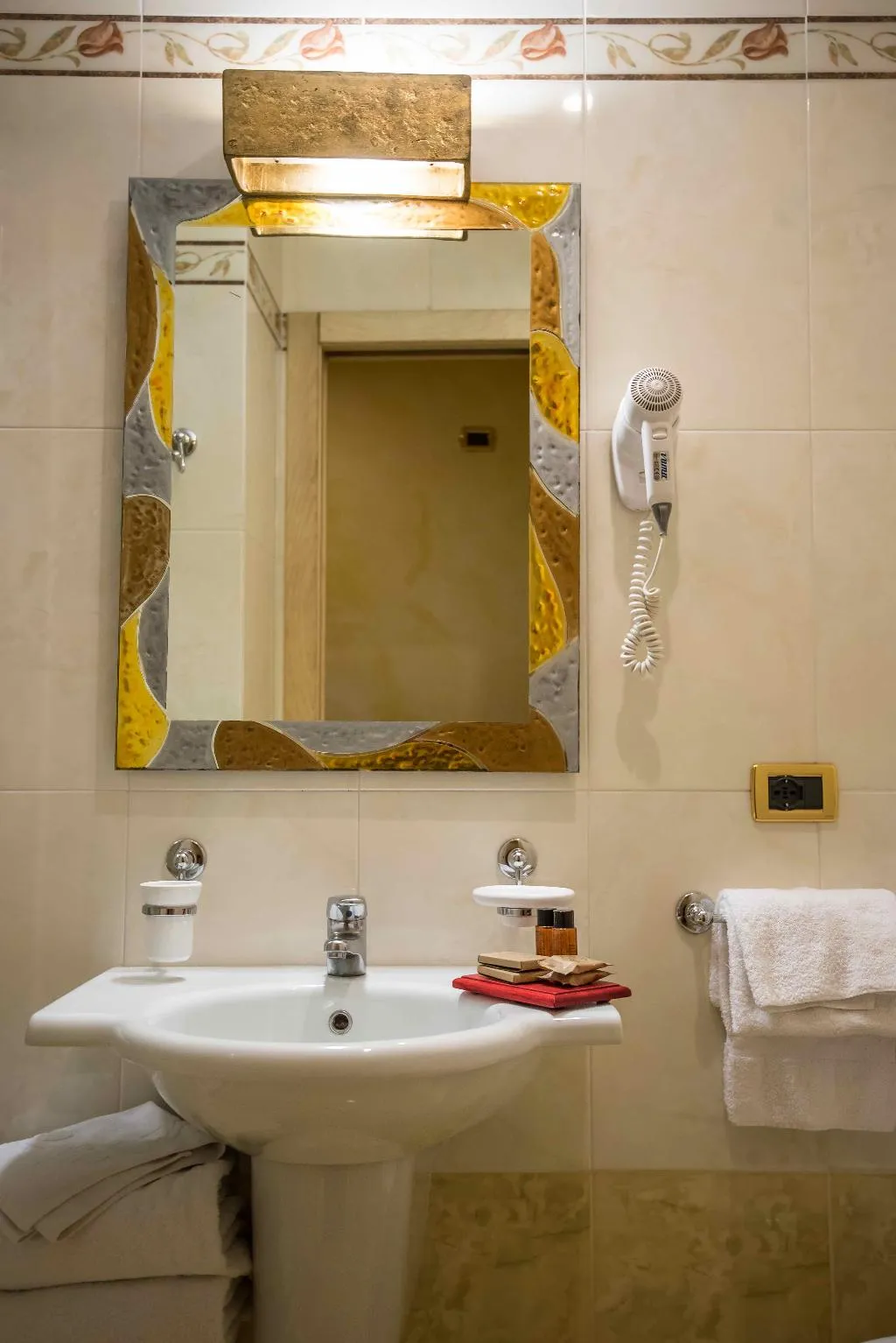 SINGLE STANDARD Room, Alba Palace, Florence