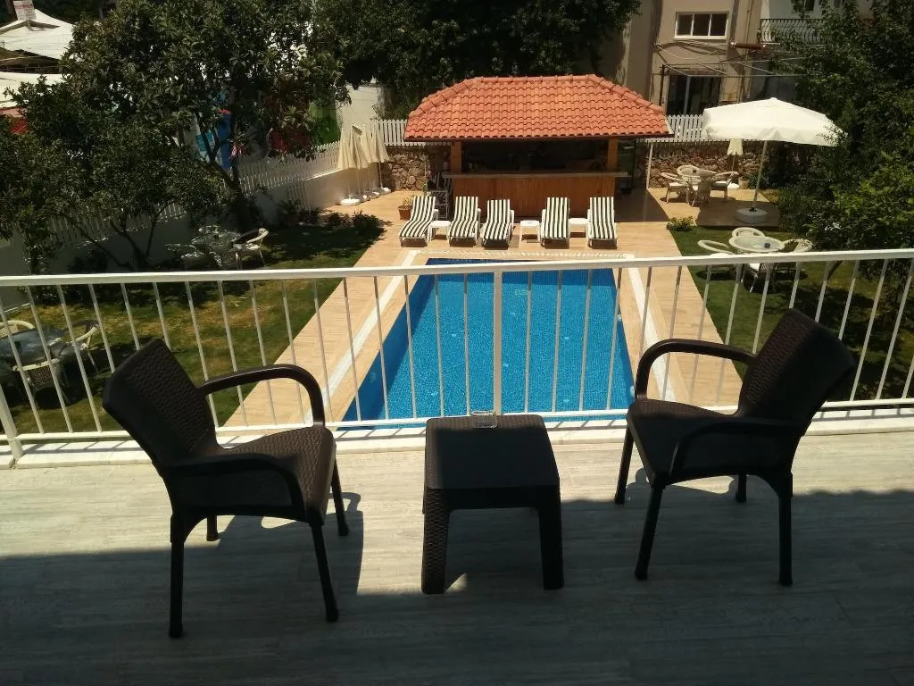 Room, Grandma's Garden, Dalaman