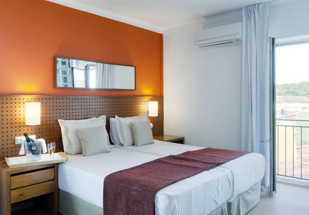 Room, Aatu, Costa Brava