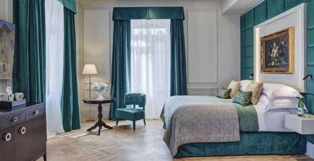 Room, Grand Palazzo Della Fonte, Rome