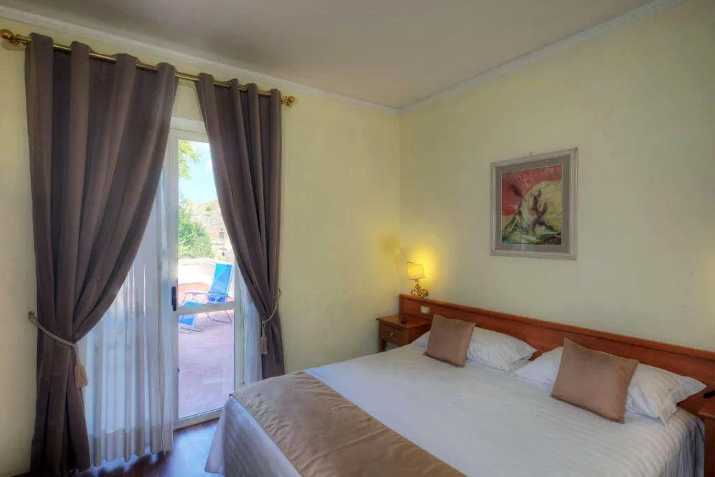 Room, Hotel Vittoria, Naples