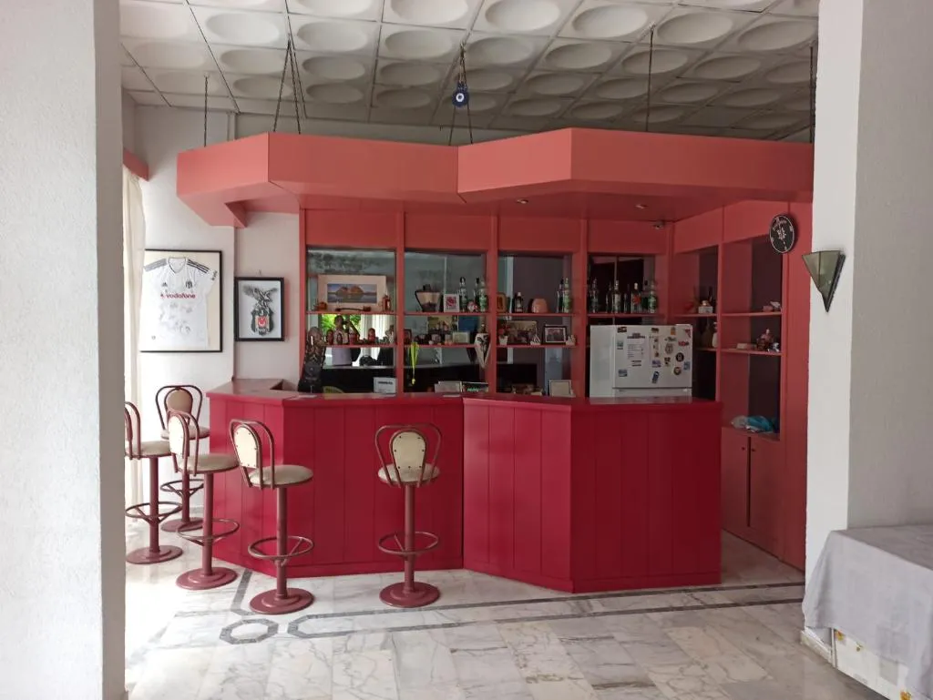 Bar, Dias, Izmir