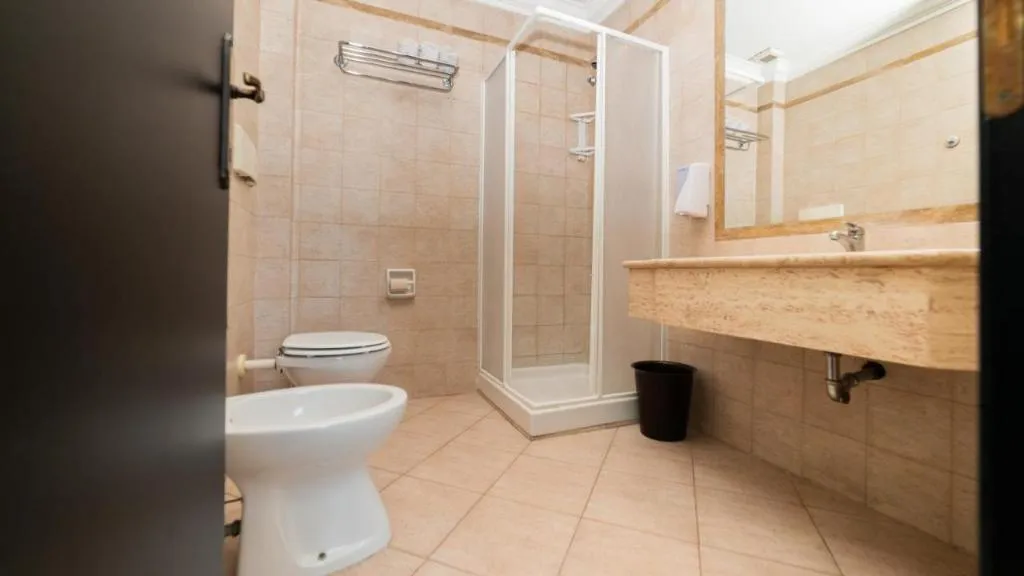 Room, Center 3, Rome