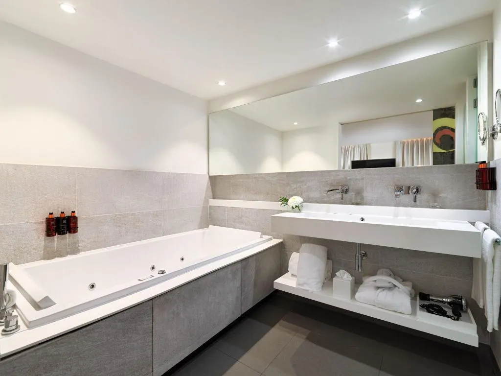 JUNIOR SUITE WITH DOUBLE BED Room, H10 Art Gallery, Barcelona