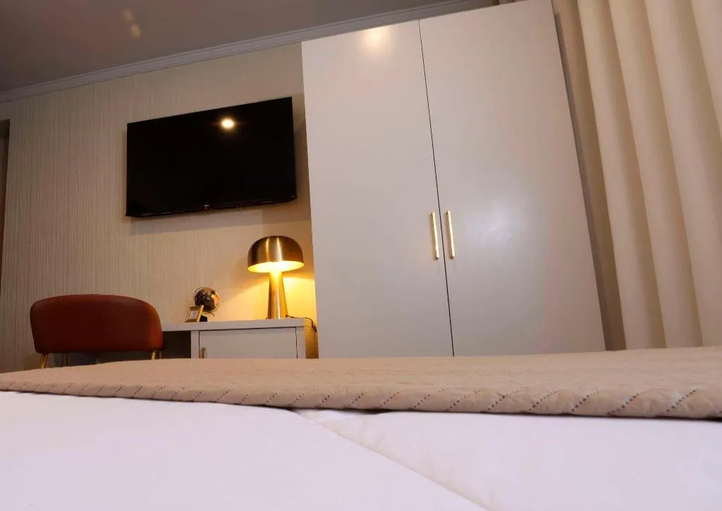 Room, America, Porto
