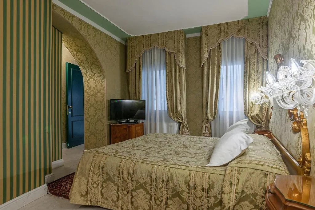 Room, Hotel Al Ponte Antico, Venice