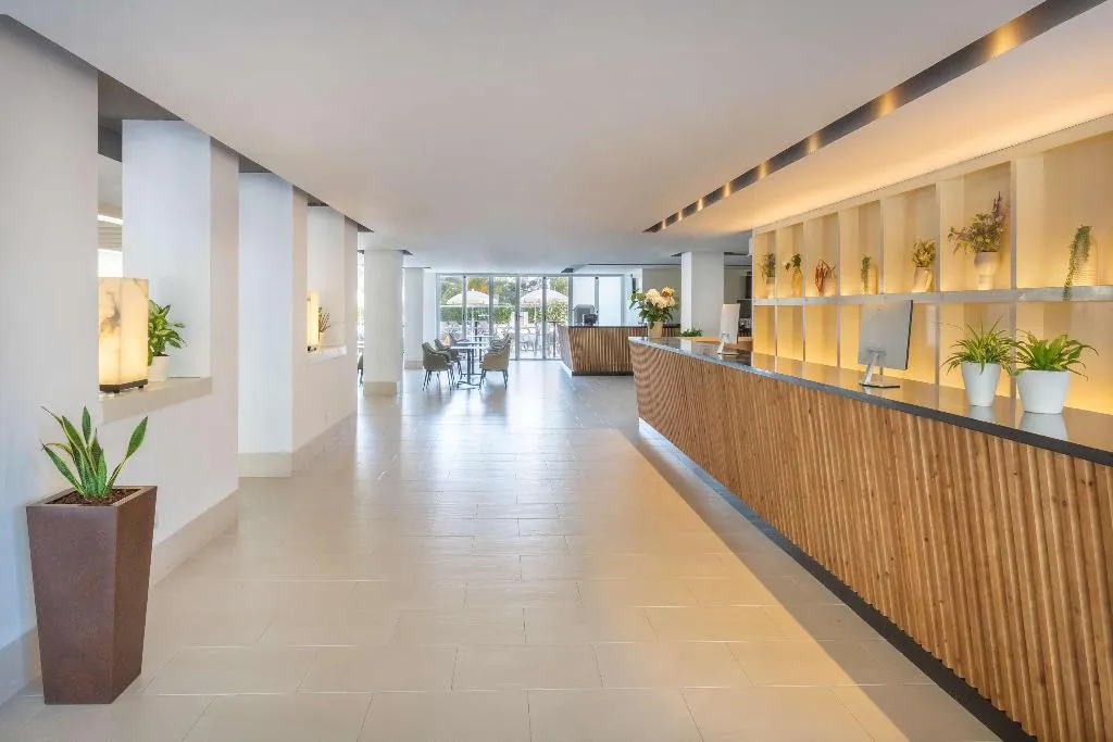 Lobby, Sol Palmanova-Mirlos Tordos, Majorca